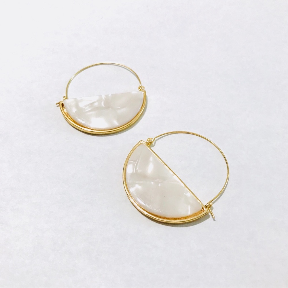 SARAH PEARL RESIN LOOP DROP EARRINGS 1.75” x 1.5” - Picture 3 of 8